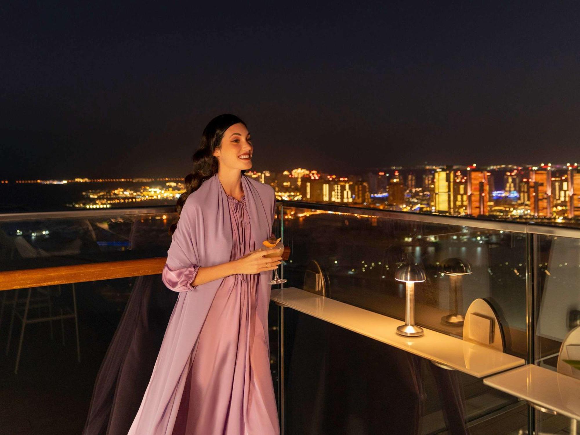 Fairmont Doha Ξενοδοχείο Lusail Εξωτερικό φωτογραφία A woman wearing an abaya