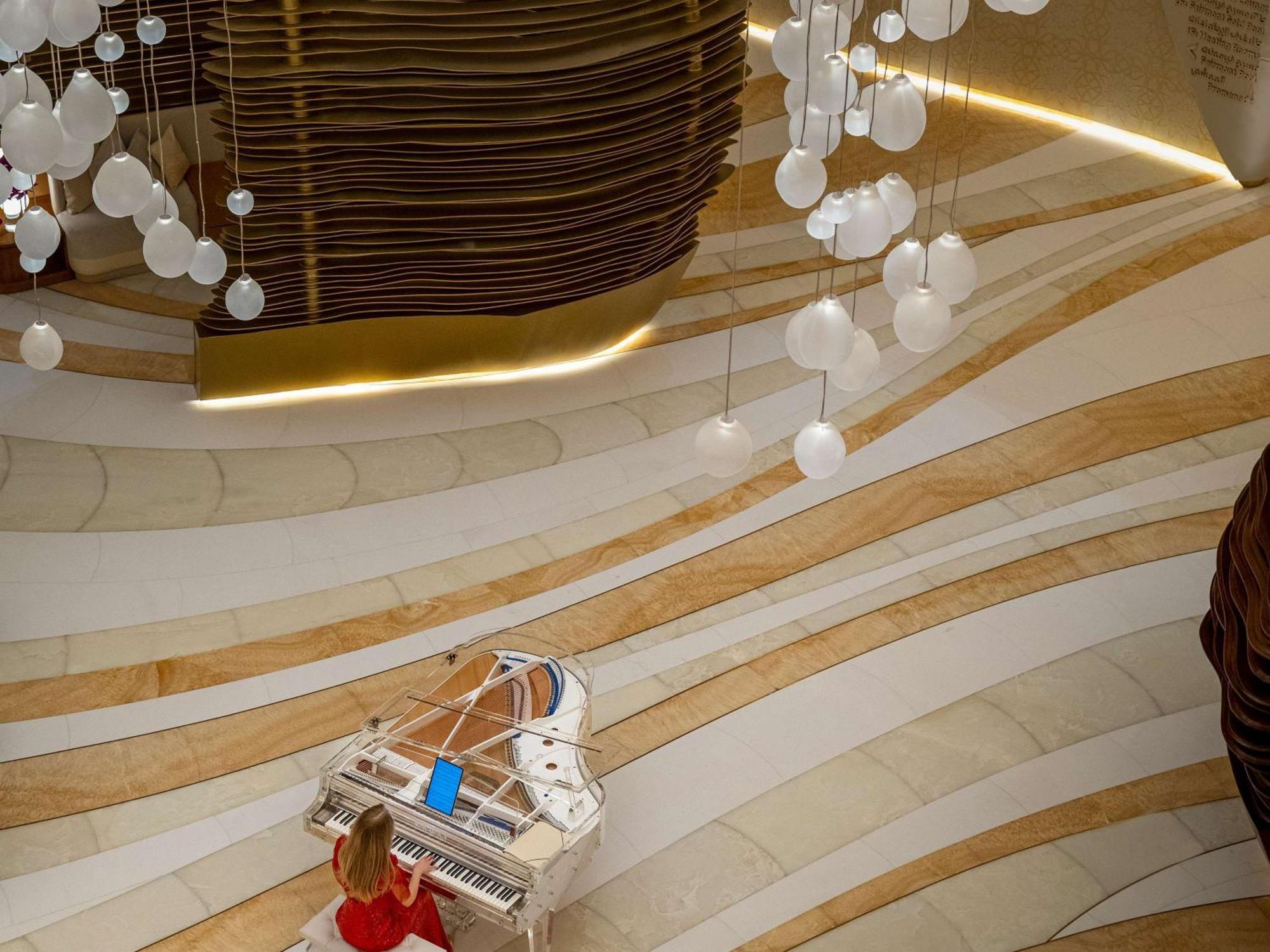Fairmont Doha Ξενοδοχείο Lusail Εξωτερικό φωτογραφία The piano in the lobby