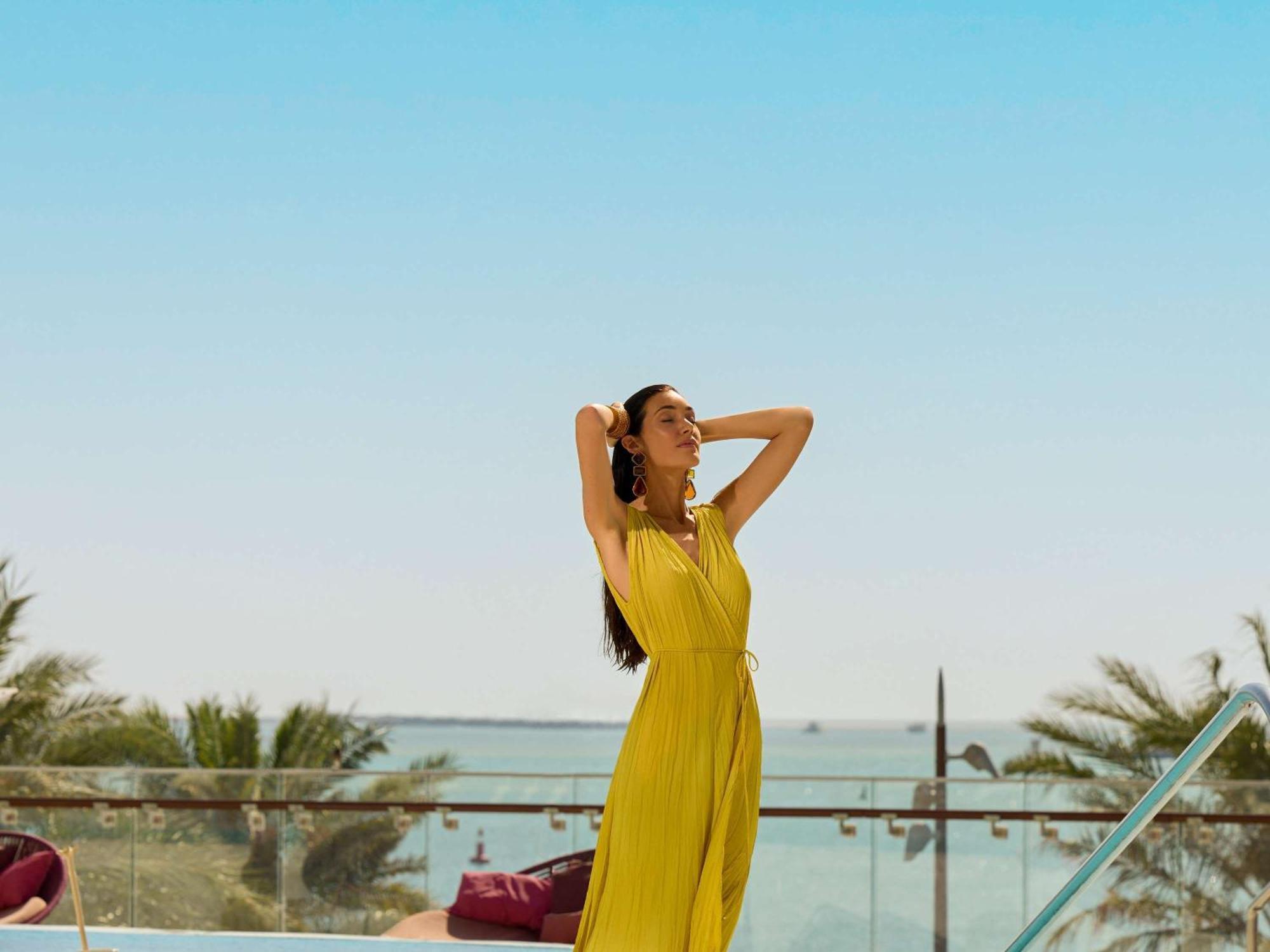 Fairmont Doha Ξενοδοχείο Lusail Εξωτερικό φωτογραφία A woman in a yellow dress