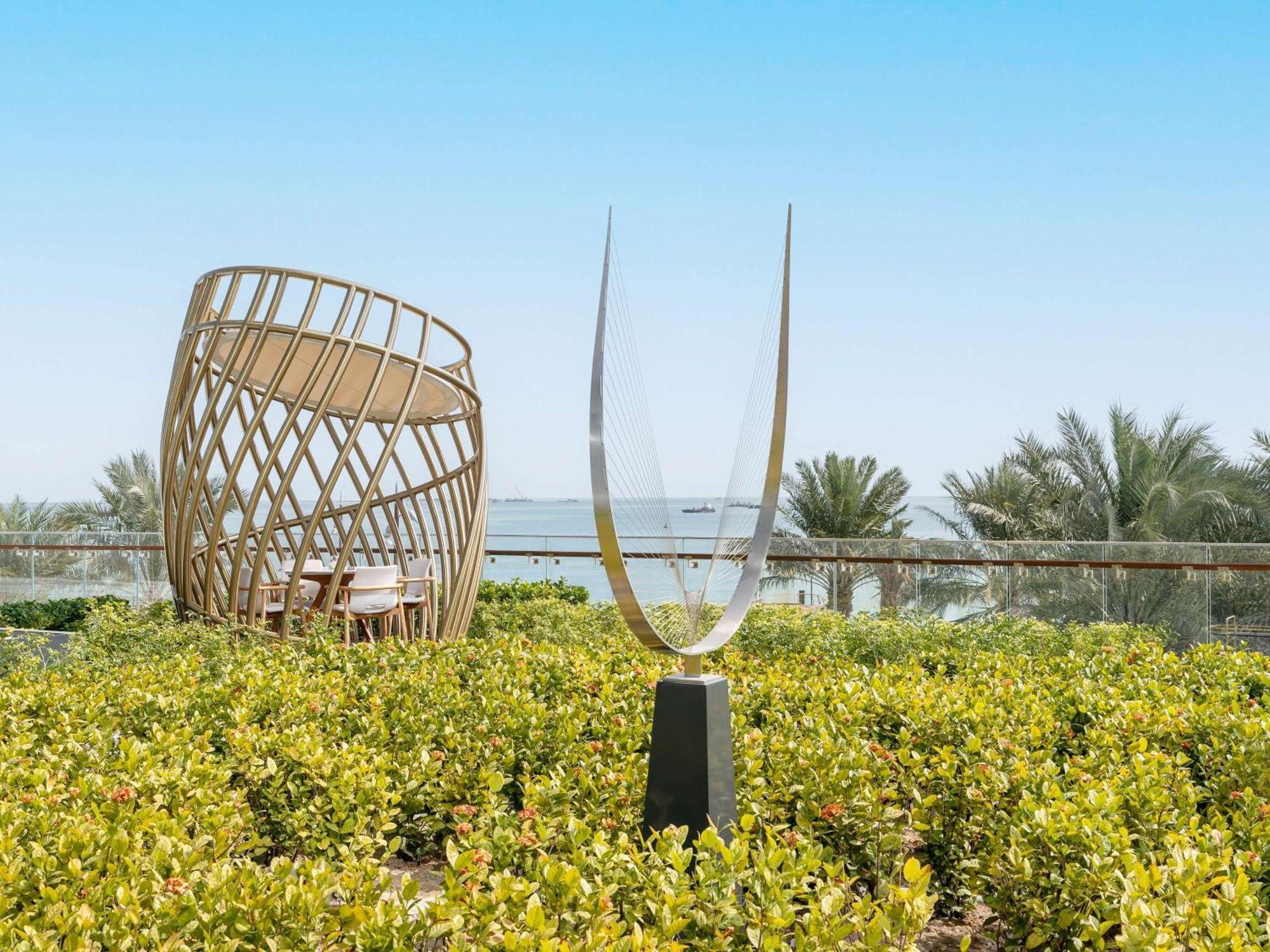 Fairmont Doha Ξενοδοχείο Lusail Εξωτερικό φωτογραφία The sculpture "The Spirit of the Sea" by the artist Yaacov Agam