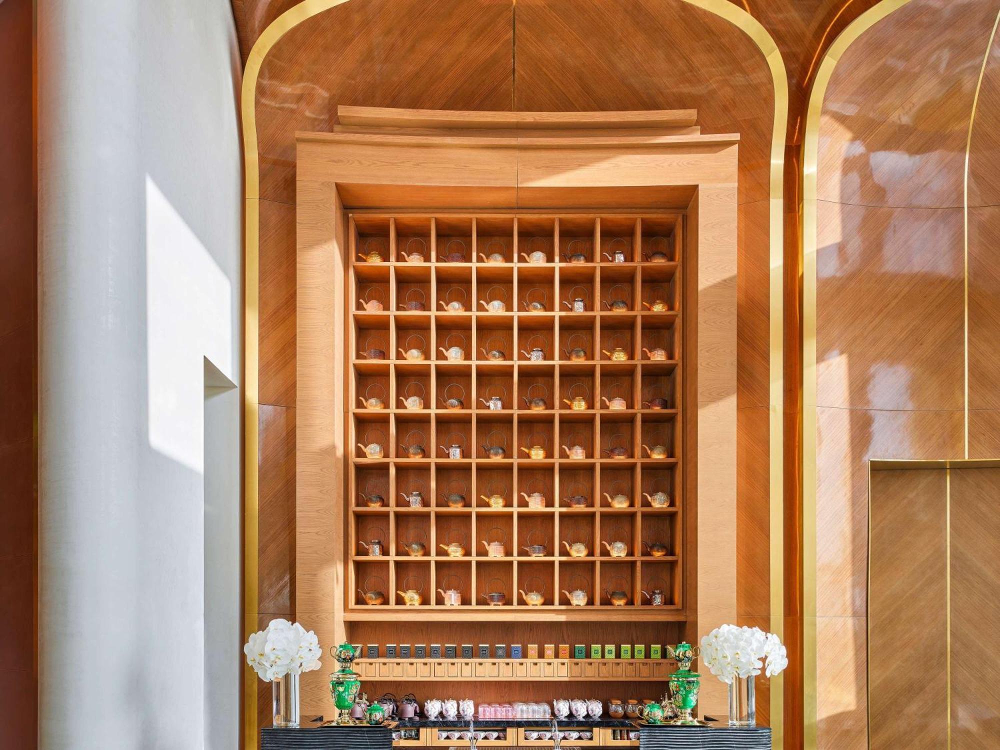 Fairmont Doha Ξενοδοχείο Lusail Εξωτερικό φωτογραφία A bell desk at the Mandarin Oriental, Hong Kong