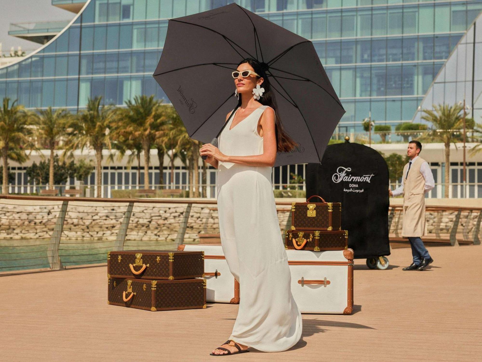 Fairmont Doha Ξενοδοχείο Lusail Εξωτερικό φωτογραφία A woman with a large umbrella