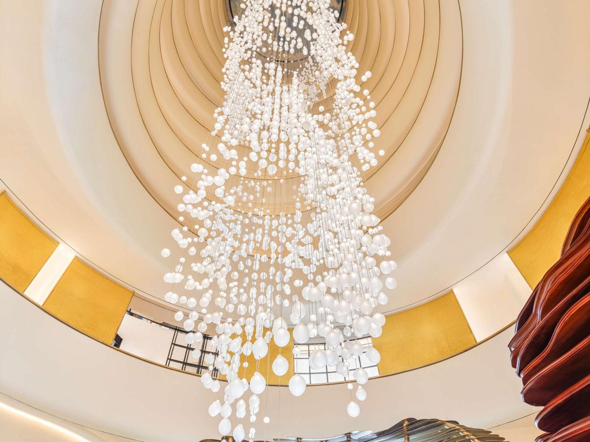 Fairmont Doha Ξενοδοχείο Lusail Εξωτερικό φωτογραφία The chandelier at the lobby