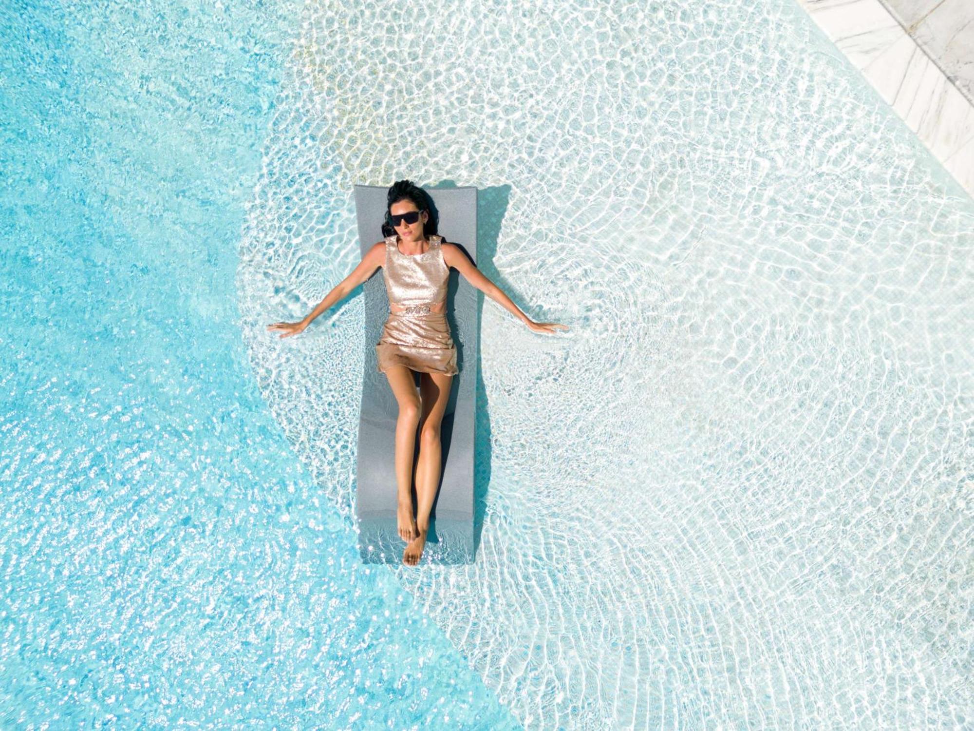 Fairmont Doha Ξενοδοχείο Lusail Εξωτερικό φωτογραφία A woman sunbathing
