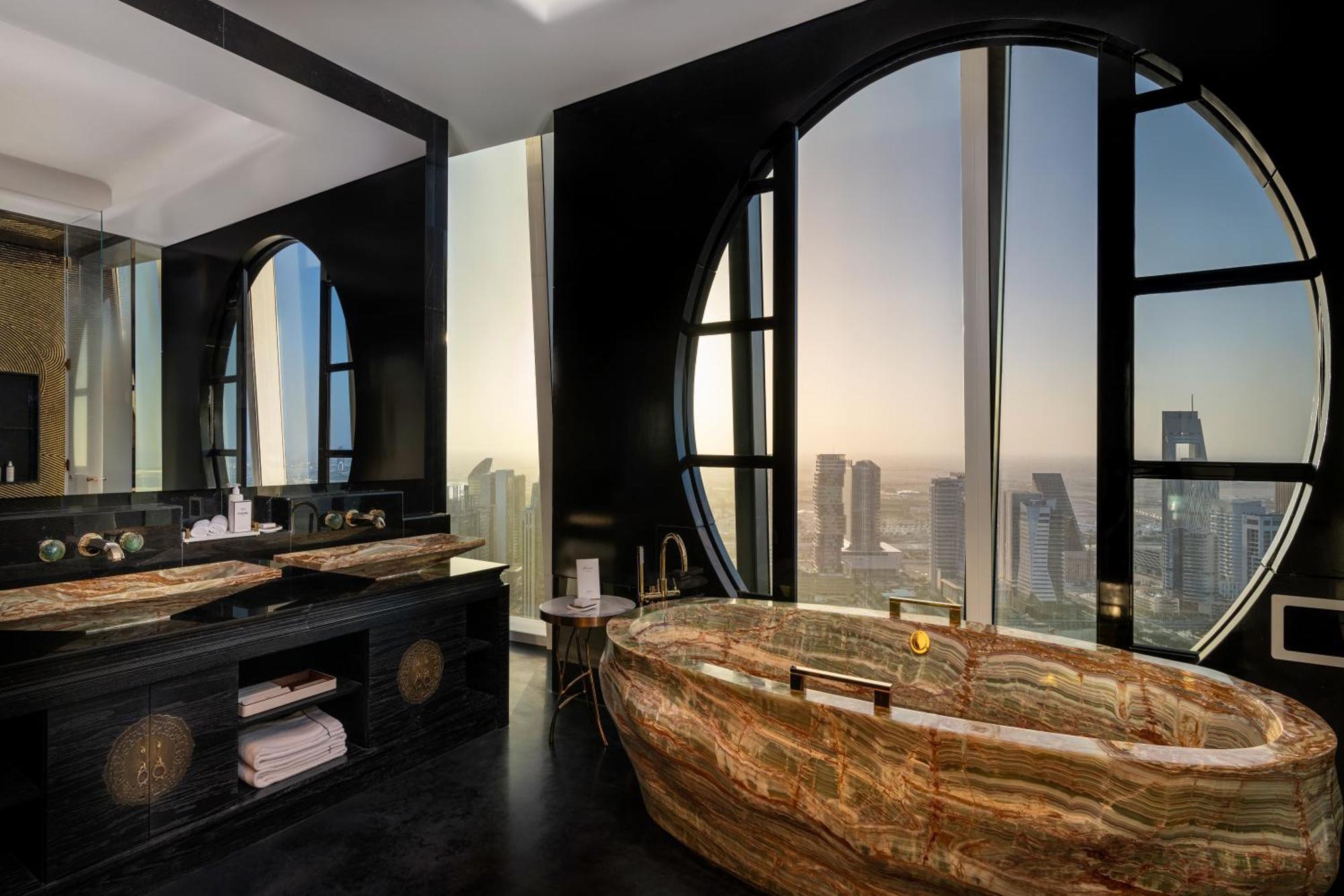 Fairmont Doha Ξενοδοχείο Lusail Δωμάτιο φωτογραφία The bathroom of a suite